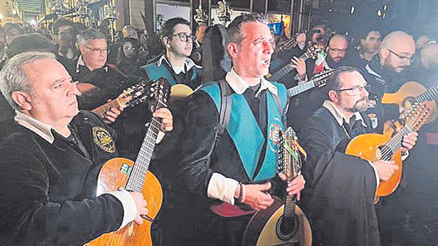 Procesión de la Madrugá organizada por la Hermandad de los Estudiantes de Oviedo