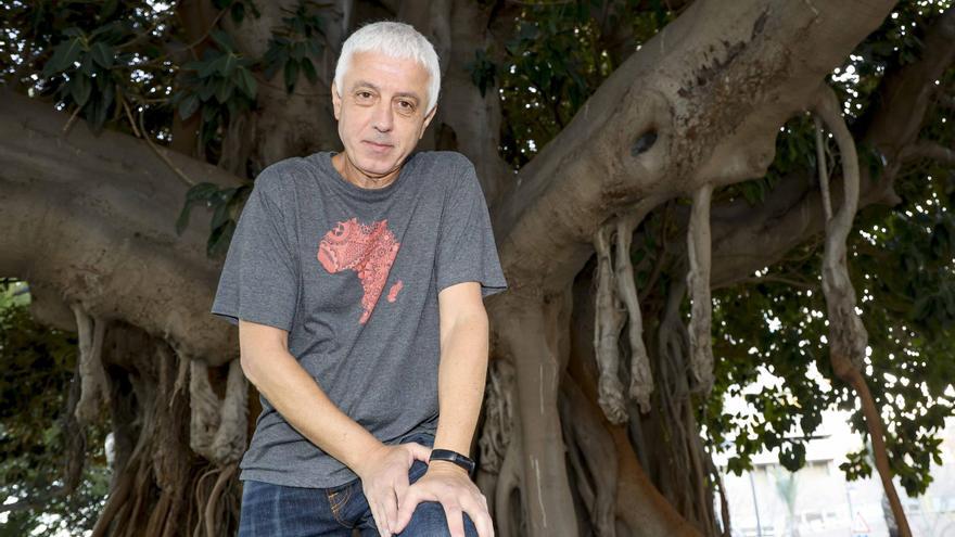 El profesor, investigador y divulgador científico Xurxo Mariño presenta su libro «Neuronas para la emoción» en la Sede UA