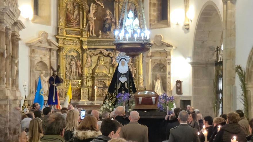 La procesión del Santo Entierro no sale por la lluvia, pero el «Plan B» de la Hermandad emociona en la Colegiata