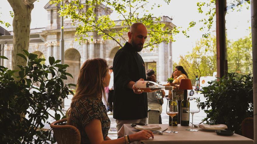 El brindis de Berria copa a copa en la Puerta de Alcalá