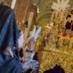 Miles de personas disfrutan de las procesiones de La Madrugá en las calles de Sevilla