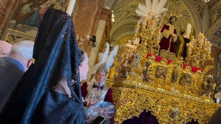 Miles de personas disfrutan de las procesiones de La Madrugá en las calles de Sevilla