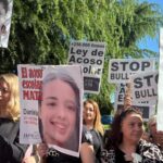 Padres de toda España se concentran en Oviedo para exigir una ley contra el acoso escolar: “¿Cuántos niños muertos quieren?”