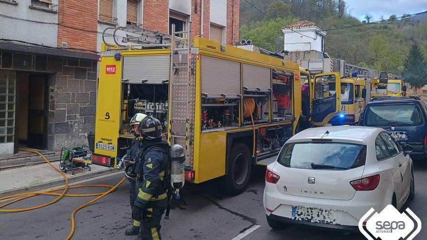 Dos personas intoxicadas y tres gatos muertos: el balance de un incendio en Riosa