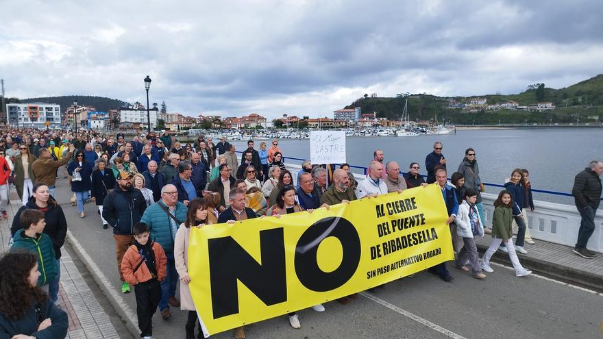 Los riosellanos claman contra «el mayor lastre de Ribadesella» por el cierre del puente cuatro meses para reformarlo