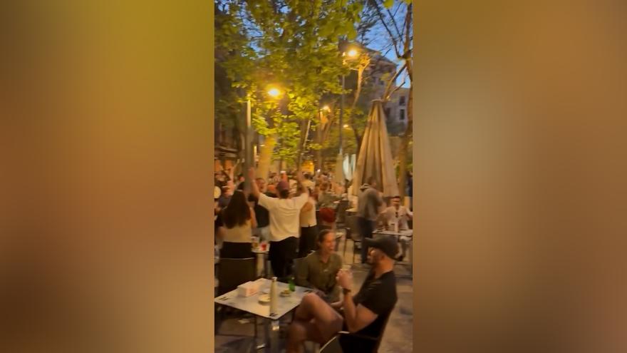 La alegría de los madrileños al volver la luz en una plaza de Madrid