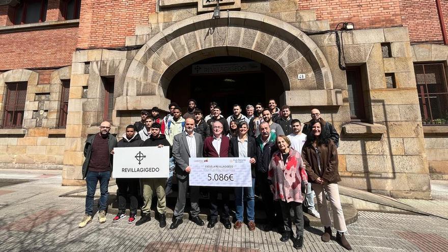 El Club Rotario de Gijón y Laboral Kutxa becan con 5.086 euros a 20 alumnos del centro Revillagigedo