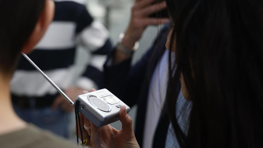 Los dispositivos tecnológicos que fueron clave durante el apagón: de la radio al ‘power bank’