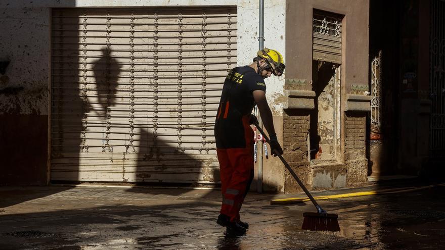 Solo 170 bomberos fueron desplegados sobre el terreno el día después de la DANA
