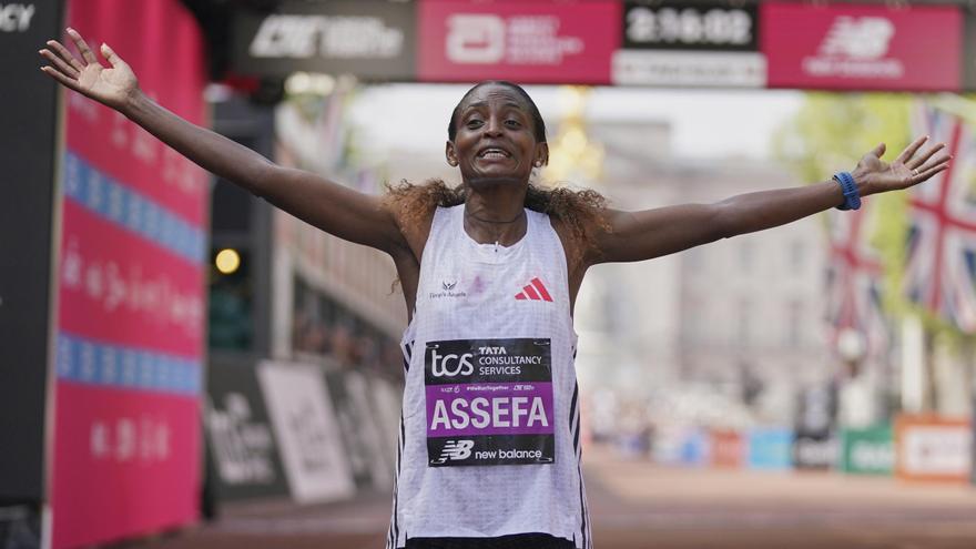 Sabastian Sawe y Tigst Assefa dominan con autoridad el maratón de Londres