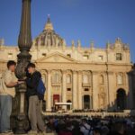En directo | La plaza de San Pedro se llena de fieles antes del inicio del funeral del papa Francisco