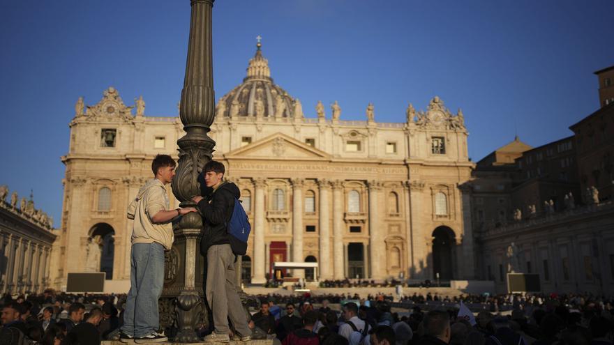 En directo | La plaza de San Pedro se llena de fieles antes del inicio del funeral del papa Francisco