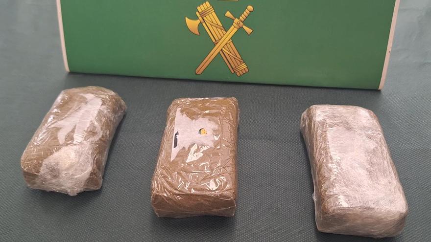 Operación antidroga en Castrillón: un detenido por menudeo en Piedras Blancas y otro por intentar volar con 300 gramos de hachís