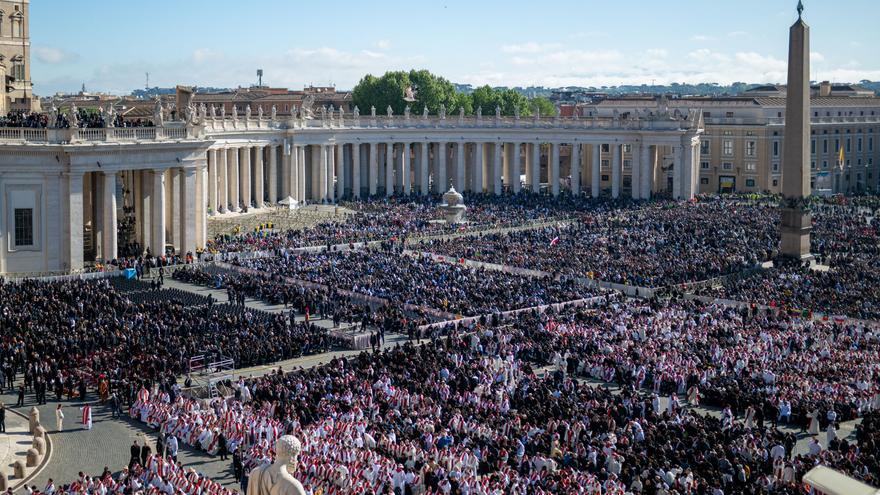 La plaza de San Pedro abarrotada para dar el último adiós al papa Francisco