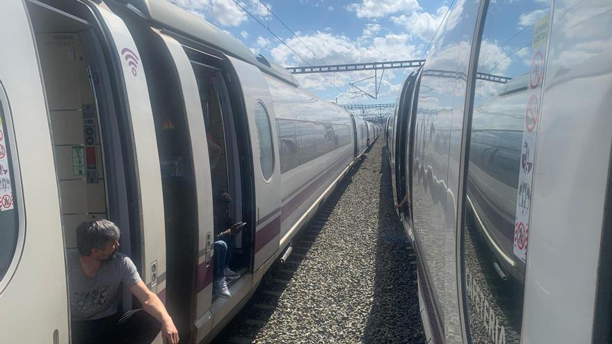 Remolcan el AVE que ha estado ocho horas tirado en las vías entre Zaragoza y Madrid