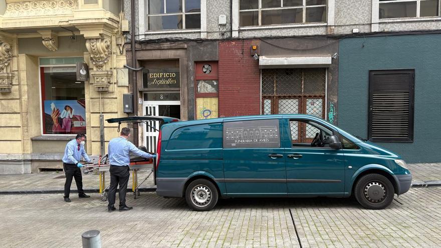 Encuentran el cadáver de una mujer en su piso de Sabugo