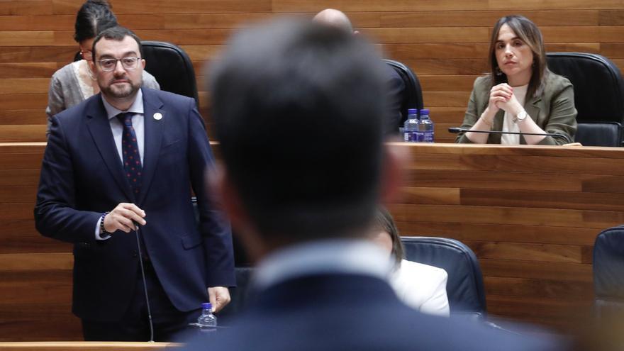Barbón a Queipo: «Es el portavoz de los más privilegiados, yo prefiero serlo del 92% de contribuyentes»
