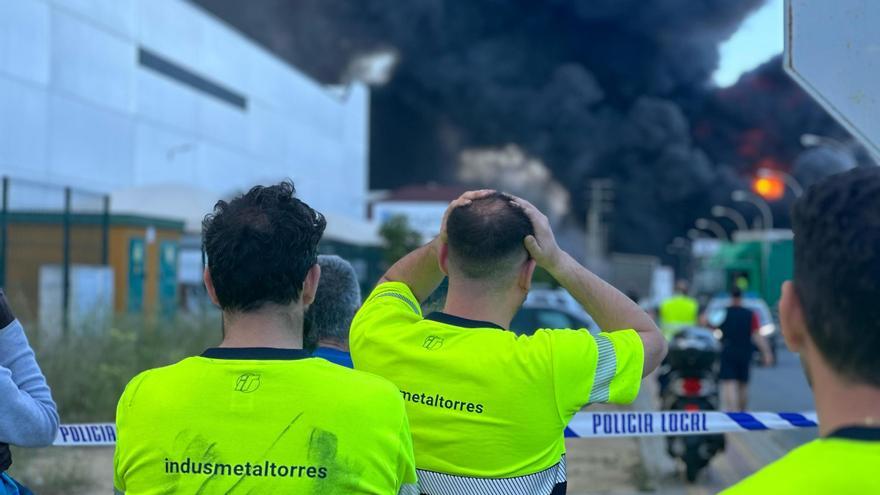 La tragedia en Sevilla pudo ser mayor: el incendio tóxico con químicos se originó al envasar un disolvente