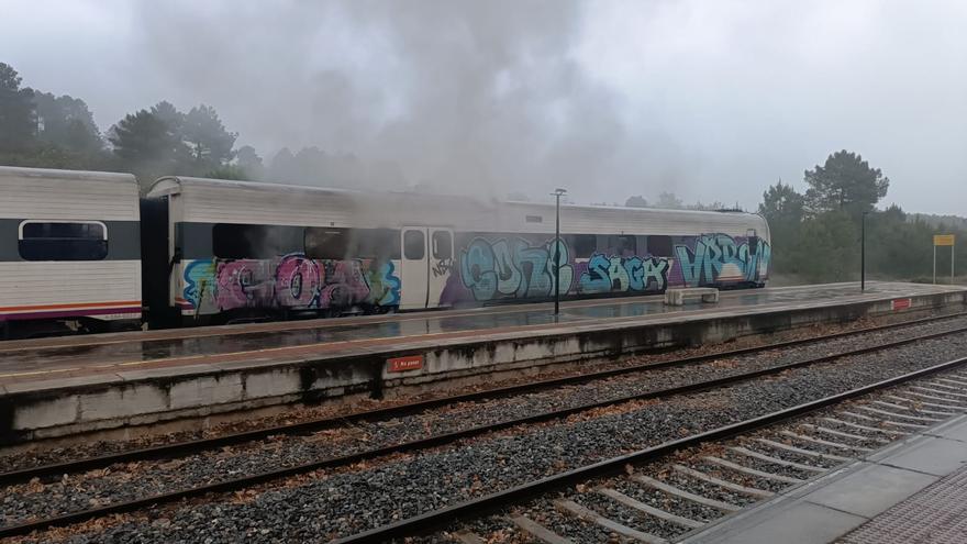 Evacuados los pasajeros de un tren regional en Zamora tras arder uno de los vagones