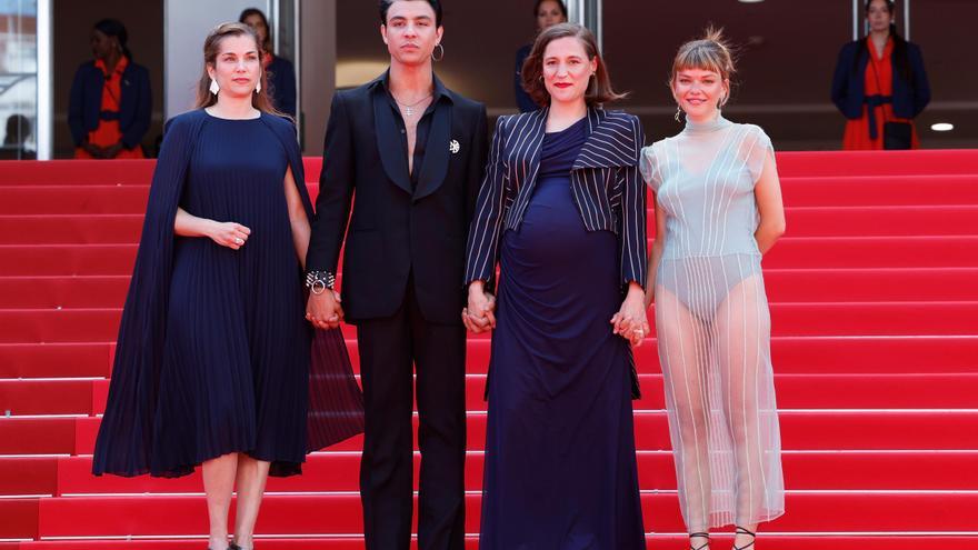 Carla Simón presenta ‘Romería’ en Cannes y desfila embarazada por la alfombra roja