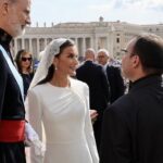 La Reina Letizia sorprende en Roma en la primera misa del Papa León XIV: de blanco y sin peineta