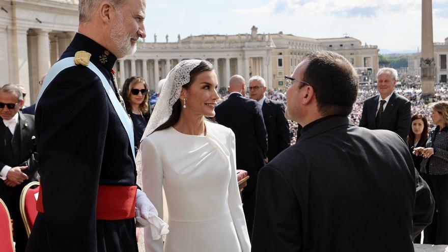 La Reina Letizia sorprende en Roma en la primera misa del Papa León XIV: de blanco y sin peineta