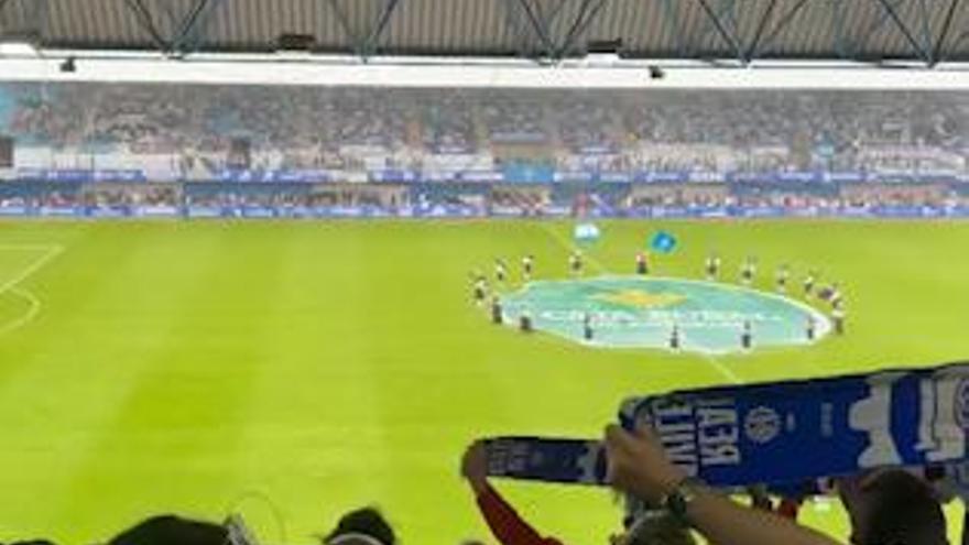 VÍDEO: La Banda de Gaitas de Aviles interpreta el himno de Asturias bajo la lluvia