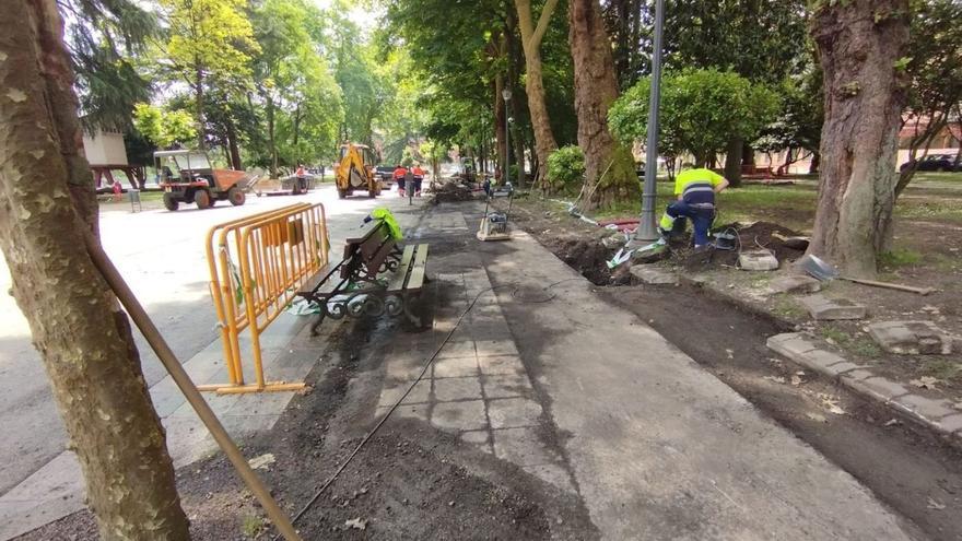 Cambian la red eléctrica del centenario parque de Sama para evitar averías
