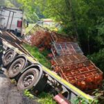 Activado el protocolo de seguridad al volcar un camión en Valdés con 910 bombonas de butano y propano