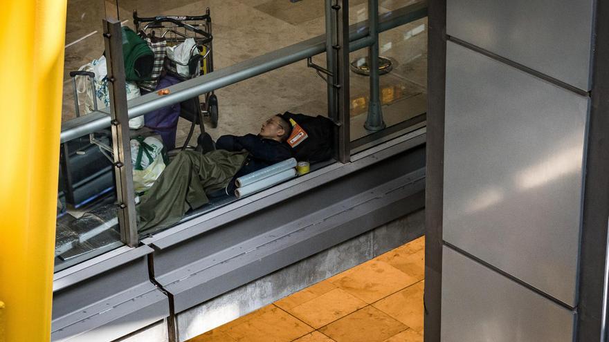 Aena limitará el acceso al aeropuerto de Barajas para impedir el paso a las personas sin hogar
