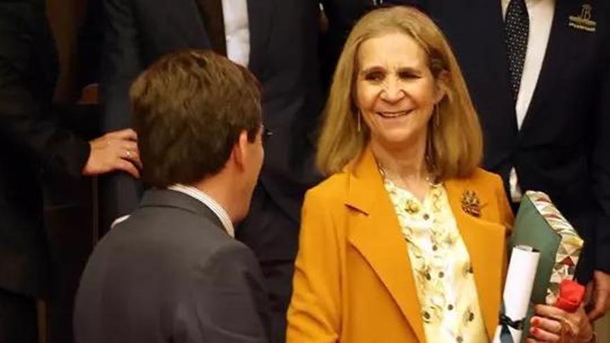 La infanta Elena confiesa por qué no ha visto a su padre en Sanxenxo