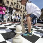 EN IMÁGENES: Torneo escolar de ajedrez gigante en la plaza de la catedral de Oviedo