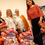 Avilés se engalana con flores para invitar al paseo y animar las ventas