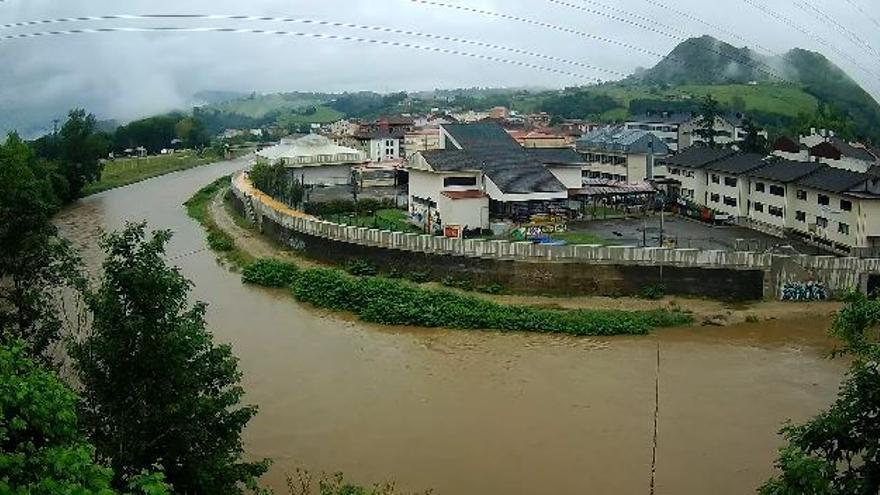 Preocupación por el estado de los ríos en el oriente asturiano: el Principado activa el plan de inundaciones