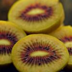 El truco del kiwi para dormir mejor: los expertos aseguran que esta fruta puede ayudarte a descansar como un bebé