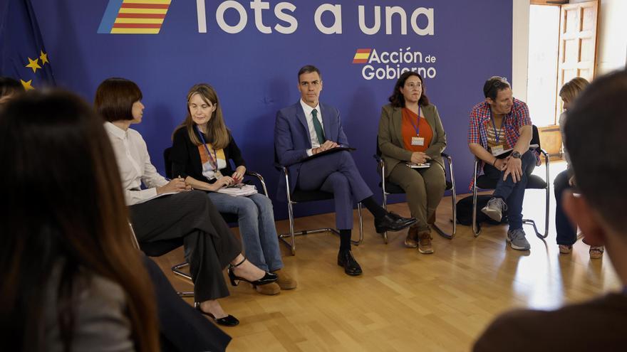 Pedro Sánchez lleva casi dos horas reunido con las asociaciones de víctimas de la dana