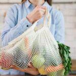 El truco para organizar las bolsas de plástico de la compra y que no ocupen espacio (solución aesthetic)
