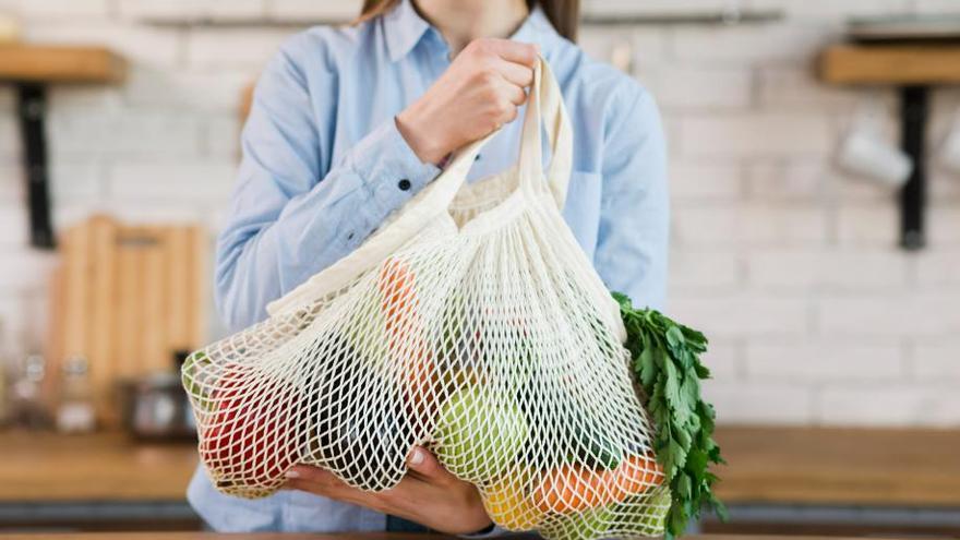 El truco para organizar las bolsas de plástico de la compra y que no ocupen espacio (solución aesthetic)