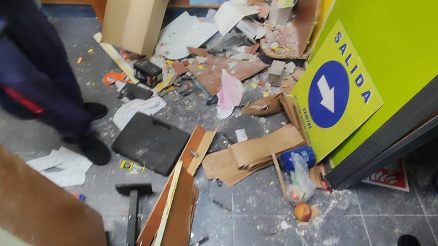 Encapuchados, a mazazos y atando al empleado, así fue el atraco a una gasolinera de Mieres: «Estamos muy preocupados»