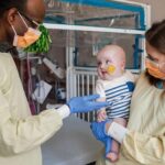 Un bebé con una enfermedad rara e incurable logra salvarse tras recibir una terapia de edición genética creada para él: «Es un milagro científico»