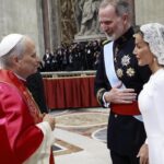 El papa León XIV saluda a los reyes de España tras su primera misa en el Vaticano
