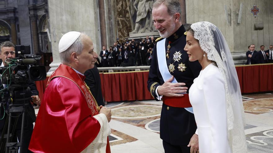 El papa León XIV saluda a los reyes de España tras su primera misa en el Vaticano