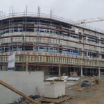 Las obras para dar el acabado final a las fachadas del IES Margarita Salas, en marcha a un mes de que finalice la construcción