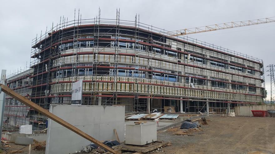 Las obras para dar el acabado final a las fachadas del IES Margarita Salas, en marcha a un mes de que finalice la construcción