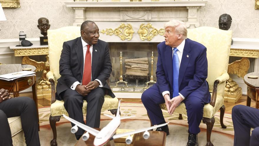 Trump se enzarza en la Casa Blanca con el presidente de Sudáfrica por permitir un «genocidio» contra los blancos