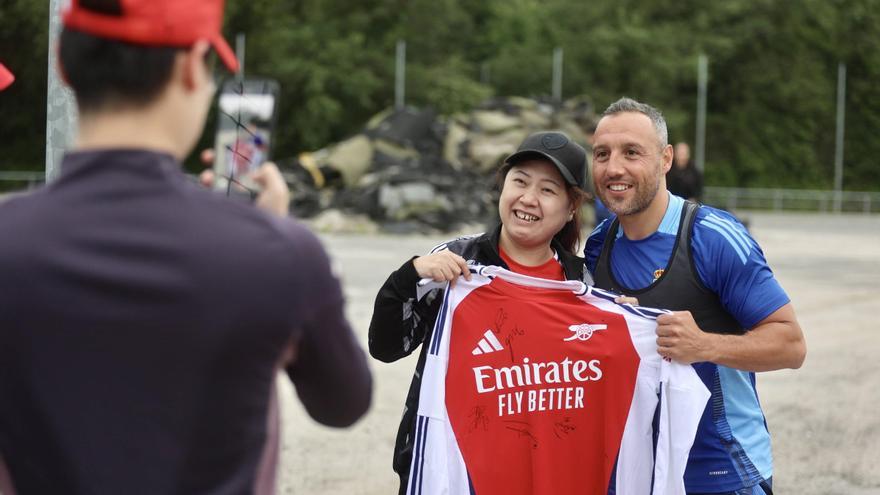 “¡Santi, I love you!”: El sorprendente viaje de Liu, Yi y Lai de China a Oviedo para conocer a Santi Cazorla