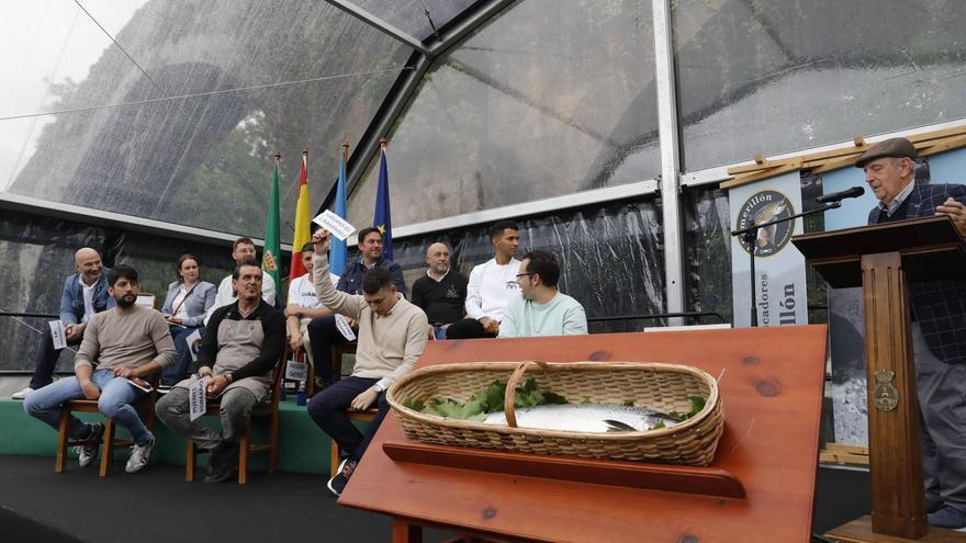 La jornada que dio el campanu del Sella con tres semanas de demora: una pelea de 13 minutos y un precio por encima del primer salmón de Asturias