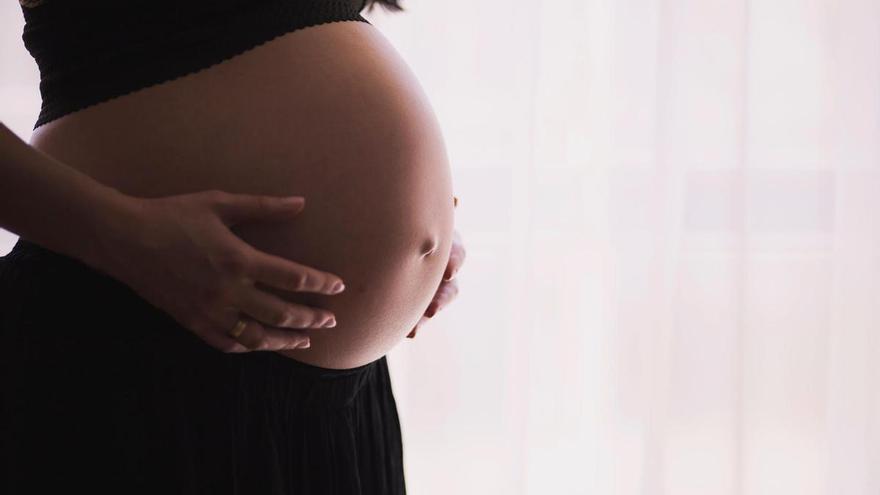 Los despachos buscan vías para sortear las restricciones a la gestación subrogada mediante la obtención de residencia y la filiación por vínculo biológico