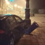 Un menor coge las llaves del coche a su padre y lo estrella, ebrio, contra una farola en San Lázaro