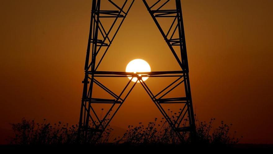 España activa una ‘operación reforzada’ de su red eléctrica tras el apagón y frena el uso de renovables